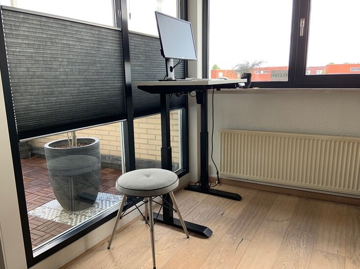 Kleiner Sitz-Steh-Schreibtisch StudyDesk | Ergonomisch arbeiten | Worktrainer.de