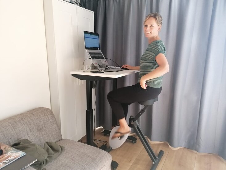 Kleiner Sitz-Steh-Schreibtisch StudyDesk | Ergonomisch arbeiten | Worktrainer.de