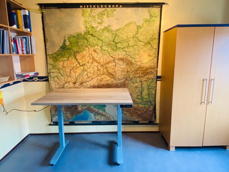 Kleiner Sitz-Steh-Schreibtisch StudyDesk | Ergonomisch arbeiten | Worktrainer.de