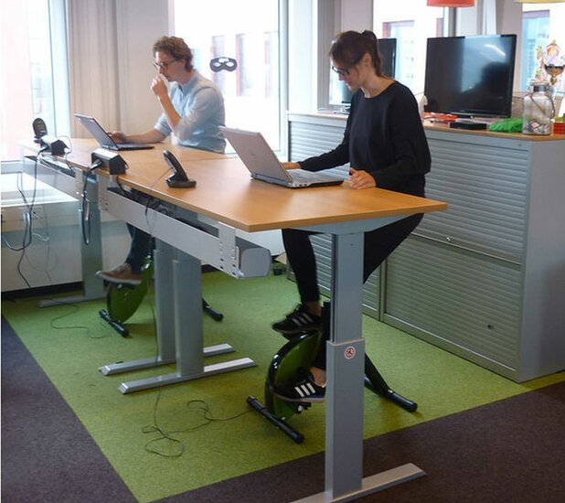Sitz-Steh-Schreibtisch AluForce 140 - elektrisch| worktrainer.de| stehen und sitzen| Abwechslung| Gesund| Stabil| Körper
