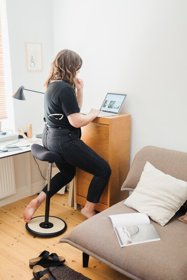 Varier Move - Sattelhocker  worktrainer.de ergonomische Stehhilfe aktives Arbeiten Gesund am Arbeitsplatz