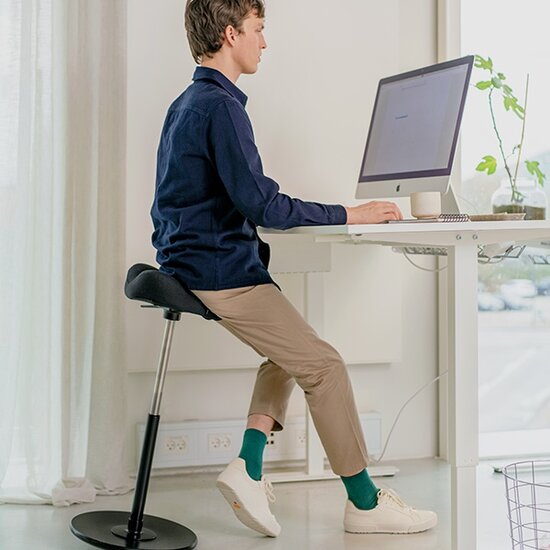 Varier Move - Sattelhocker  worktrainer.de ergonomische Stehhilfe aktives Arbeiten Gesund am Arbeitsplatz