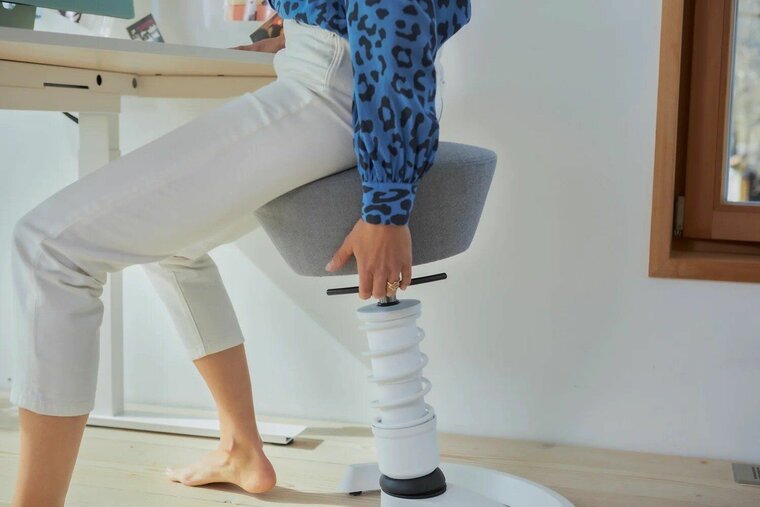 Aeris Swopper Luna aktiver Hocker | Sitzen Sie gesund auf unseren ergonomische Bürohocker| Worktrainer.de