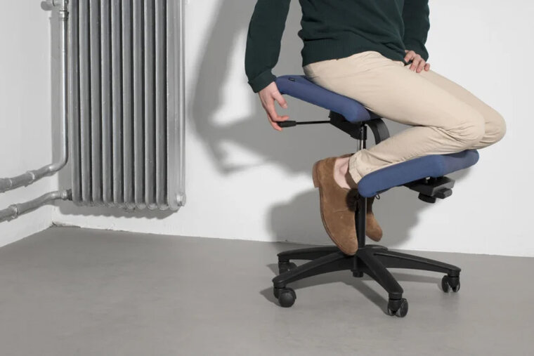 Varier Wing - Kniestuhl| worktrainer.de| ergonomisch Arbeiten | Unterstützung der Kniehaltung