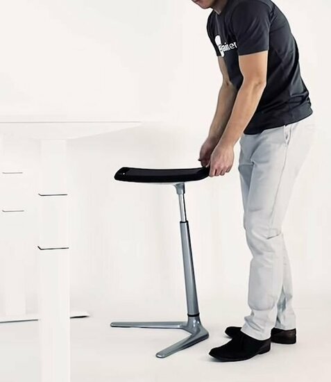 Sitz-Steh-Hocker Fin Pur | Sitzen Sie gesund auf unseren ergnonomische Sitz-Steh-Hocker | Worktrainer.de