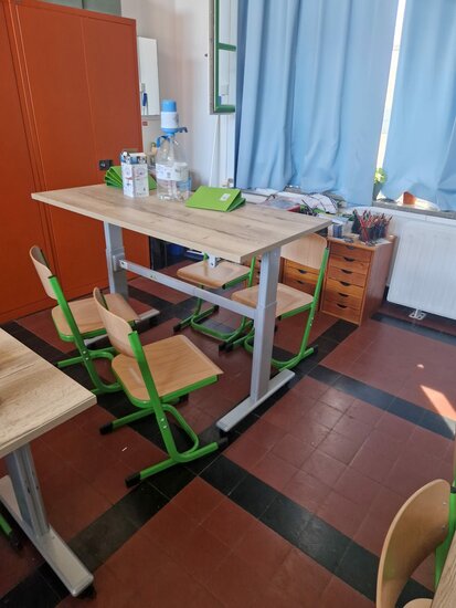 Kleiner Sitz-Steh-Schreibtisch SteelForce 100 - Handkurbel und Rollen| sitzen und stehen | Bewegung am Arbeitsplatz| Ergonomie