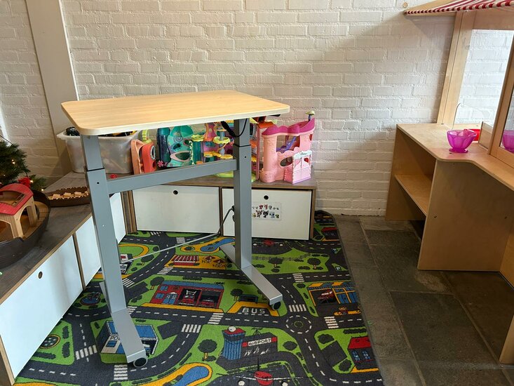 Kleiner Sitz-Steh-Schreibtisch SteelForce 100 - Handkurbel und Rollen| sitzen und stehen | Bewegung am Arbeitsplatz| Ergonomie