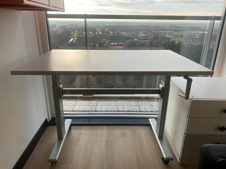 Kleiner Sitz-Steh-Schreibtisch SteelForce 100 - Handkurbel und Rollen| sitzen und stehen | Bewegung am Arbeitsplatz| Ergonomie