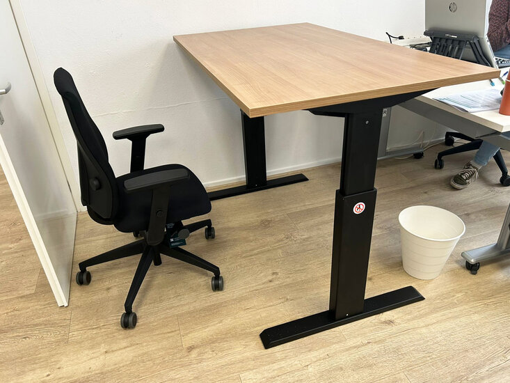 Sitz-Steh-Schreibtisch AluForce 140 - elektrisch| worktrainer.de| stehen und sitzen| Abwechslung| Gesund| Stabil| Kö