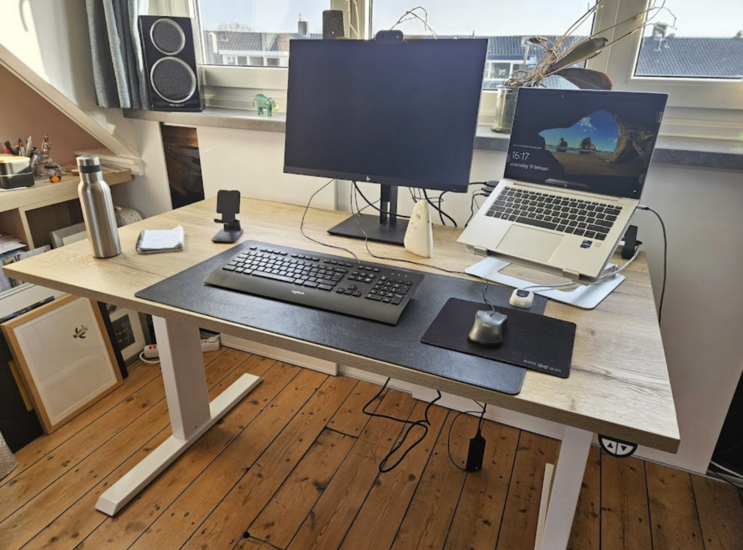 Sitz-Steh-Schreibtisch AluForce 140 - elektrisch| worktrainer.de| stehen und sitzen| Abwechslung| Gesund| Stabil| Kö