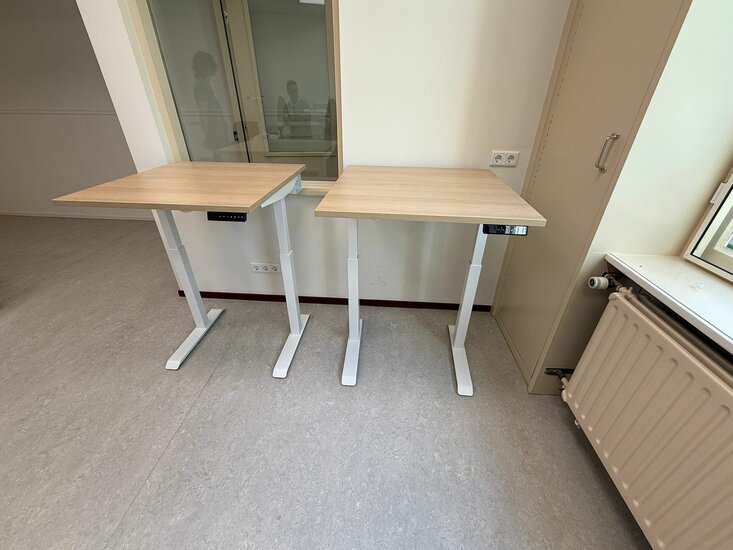Kleiner Sitz-Steh-Schreibtisch SteelForce 100 - Handkurbel und Rollen| sitzen und stehen | Bewegung am Arbeitsplatz| Ergonomie