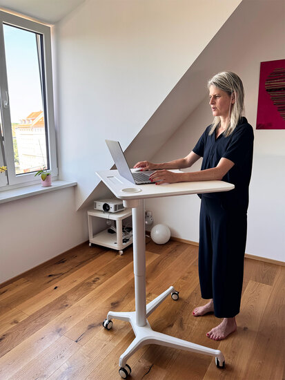 Single Leg Desk Höhenverstellbarer Schreibtisch | Ergonomisch arbeiten | Worktrainer.de