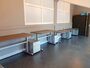 Kleiner Sitz-Steh-Schreibtisch SteelForce 100 - Handkurbel und Rollen| sitzen und stehen | Bewegung am Arbeitsplatz| Ergonomie