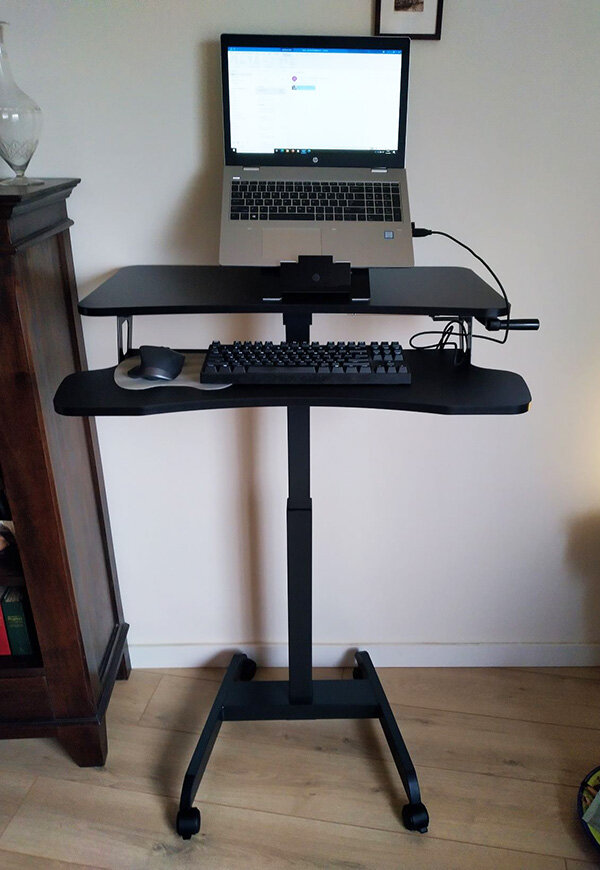 UPdesk High | Kleiner Sitz-Steh-Schreibtisch mit Handkurbel