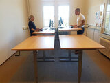 Sitz-Steh-Schreibtisch SteelForce 210 - Handkurbel| worktrainer| worktrainer.de| stehend aus der Arbeit
