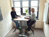 Sitz-Steh-Schreibtisch SteelForce 210 - Handkurbel| worktrainer| worktrainer.de| stehend aus der Arbeit