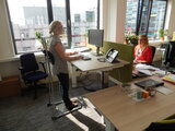 Stand4Work - Steh-Stuhl| worktrainer.de| stehen während der Arbeit| Gesund| Stabil| Körperhaltung| Energie| R&#x0
