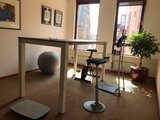 Stand4Work - Steh-Stuhl| worktrainer.de| stehen während der Arbeit| Gesund| Stabil| Körperhaltung| Energie| R&#x0