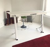 Sitz-Steh-Schreibtisch Y-Desk weiss mit Muvman Hocker Bleiben Sie fit mit unseren ergonomische höhenverstellbar