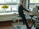 Muvman Stehhilfe | Sitzen Sie gesund auf unseren ergonomische Burostuhlen | Worktrainer.de