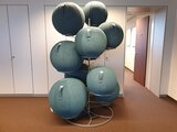 Sitzball-Ständer | worktrainer.de| 10 Gymnastikbälle| aktive Sitzhaltung| flexibel | aufgeräumter Arbeitsp