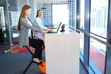 Sitz-steh Schreibtisch mit Deskbike