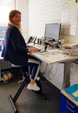 Radfahren und Arbeiten mit dem Worktrainer Deskbike