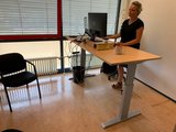 Sitz-Steh-Schreibtisch AluForce 140 - Handkurbel| Manuell verstellbarer Sitz-Steh-Schreibtisch | Gesund und aktiv arbeiten