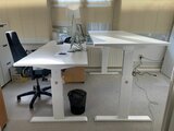 Sitz-Steh-Schreibtisch AluForce 140 - elektrisch| worktrainer.de| stehen und sitzen| Abwechslung| Gesund| Stabil| Kö