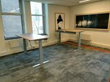 SteelForce 270 mit einem Swopper und Rollwürfel Sitz-Steh Schreibtisch | Bei der Arbeit fit bleiben | Worktrainer.de
