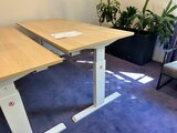Sitz-Steh-Schreibtisch AluForce 140 - elektrisch| worktrainer.de| stehen und sitzen| Abwechslung| Gesund| Stabil| Kö