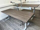 Sitz-Steh-Schreibtisch AluForce 140 - elektrisch| worktrainer.de| stehen und sitzen| Abwechslung| Gesund| Stabil| Kö