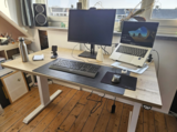Sitz-Steh-Schreibtisch AluForce 140 - elektrisch| worktrainer.de| stehen und sitzen| Abwechslung| Gesund| Stabil| Kö