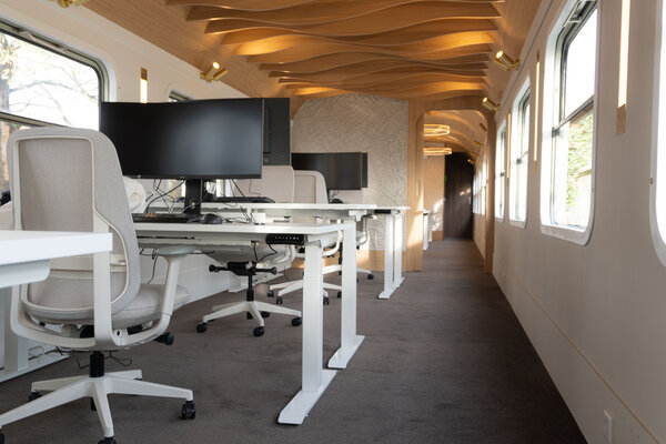 Updesk Pro | Elektrisch höhenverstellbarer Sitz-Steh-Schreibtisch